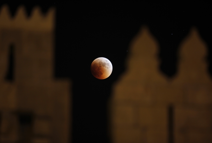 Lunar exlipse at the backgound of Damascus Gate in Old City of Jerusalem. ©REUTERS/NIR ELIAS