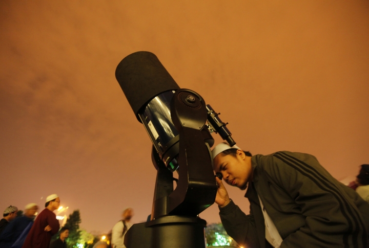 A man watching lunar eclipse via telescope, Kuala Lumpur, Malaysia. ©REUTERS/Bazuki 