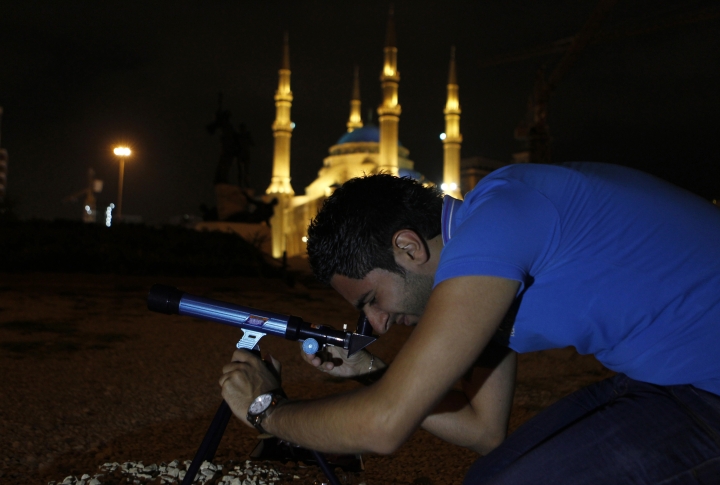A man watching lunar eclipse via telescope in Beirut, lebanon. ©REUTERS/Jamal Saidi