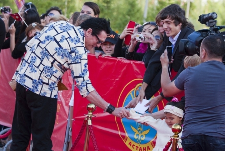 The star of Tarantino's Kill Bill giving autograph to his fans. Photo by Vladimir Dmitriyev©