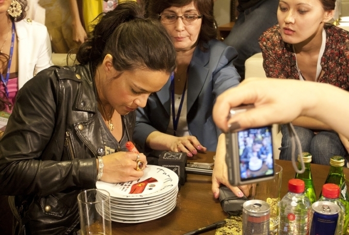 Michelle Rodriguez leaving autographs on traditional festival plates. Photo by Vladimir Dmitriyev©