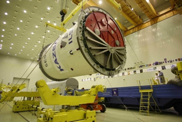 Transportation of payload assembly to the finishing area for docking with Proton-M, July 03. <br>Photo: Khrunichev State Research and Production Space Center©