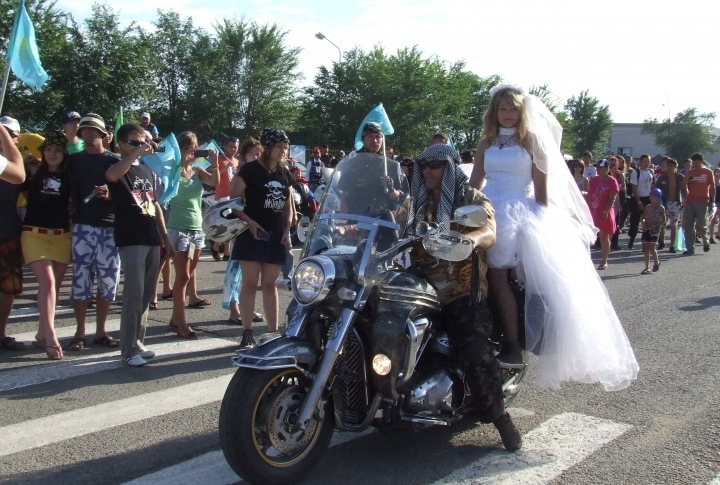 Balkhash residents saw brides on bikes. ©Roza Yessenkulova 