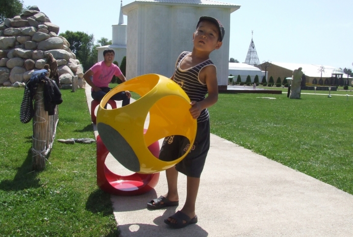 Even kids are busy in Kyrgyzstan. ©Roza Yesenkulova
