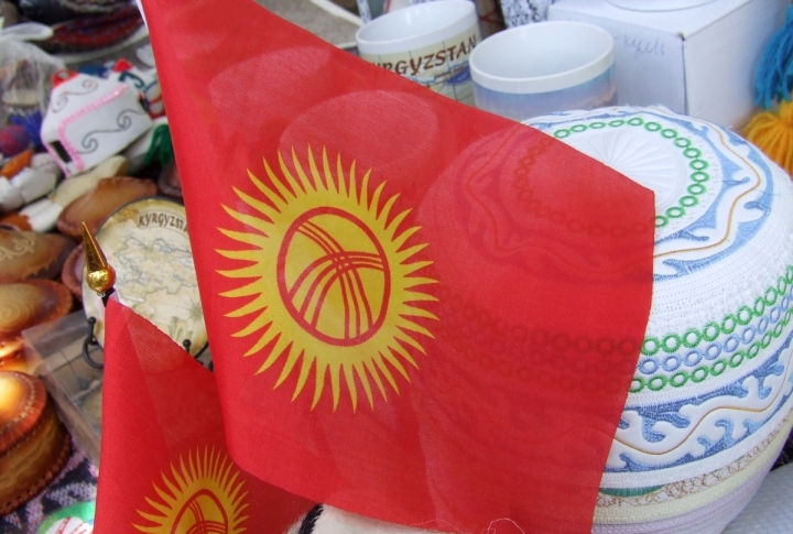 Kyrgyz flags are available at the market in Bosteri. ©Roza Yesenkulova