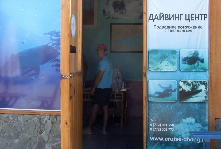 Diving center's services cost 3000 som per a person. But bargaining helps lower the prices. ©Roza Yesenkulova