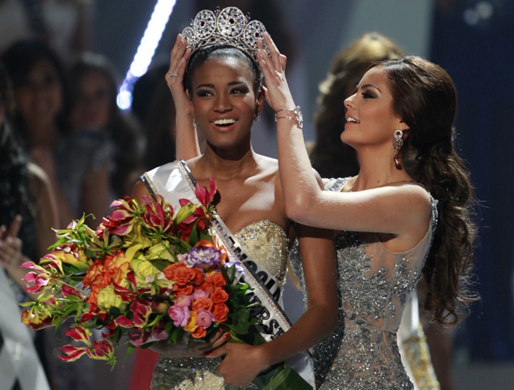 Miss Angola Leila Lopes is crowned by Miss Universe 2010 Ximena Navarrete of Mexico after being named Miss Universe 2011 during the Miss Universe pageant in Sao Paulo September 12, 2011. ©REUTERS/Paulo Whitaker
