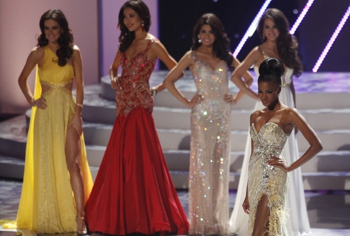 Miss Angola Leila Lopes (front, R) participates in the evening gown segment of the Miss Universe 2011 pageant in Sao Paulo September 12, 2011. At rear from L-R: Miss Brazil Priscila Machado, Miss China Luo Zilin, Miss Philippines Shamcey Supsup, and Miss Ukraine Olesia Stefanko. ©REUTERS/Nacho Doce