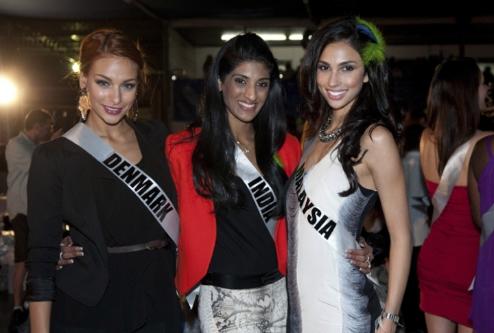 Miss Universe Denmark 2011 Sandra Amer (L), Miss Universe India 2011 Vasuki Sunkavalli (C) and Miss Universe Malaysia 2011, Deborah Henry pose for a photo while attending a samba dance class at the Vila Maria samba school in Sao Paulo September 4, 2011. The contestants are in Sao Paulo for the 2011 Miss Universe pageant which will be held on September 12. ©REUTERS/Erin Malone