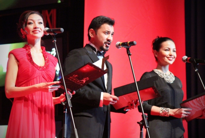 Hosts of awarding and closing ceremony hosts of the 7th Eurasia film festival. <br>Photo by Aizhan Tugelbayeva©