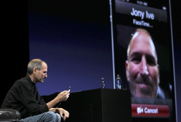 Steve Jobs demonstrates video conferencing with Apple Senior Vice President for Industrial Design Jonathan Ive at the unveiling of the iPhone 4 in San Francisco, California, June 7, 2010. <br>©REUTERS/Robert Galbraith