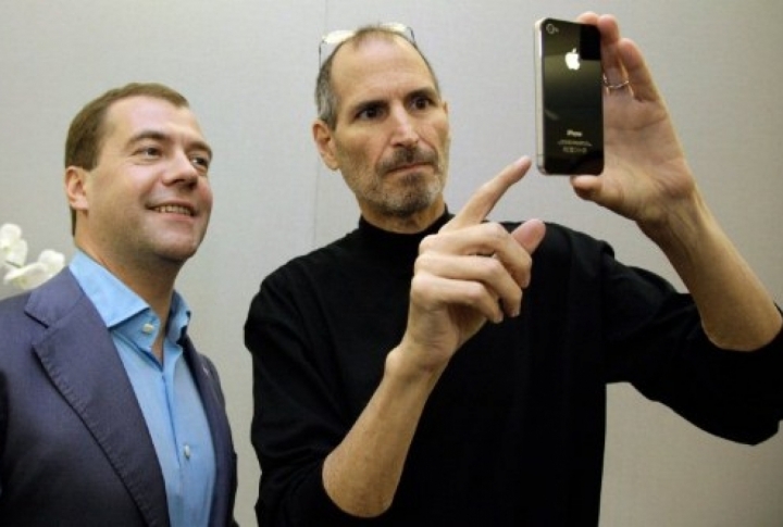 Steve Jobs shows an iPhone 4 to Russia's President Dmitry Medvedev during his visit to Silicon Valley in Cupertino June 23, 2010. <br>©REUTERS/RIA Novosti