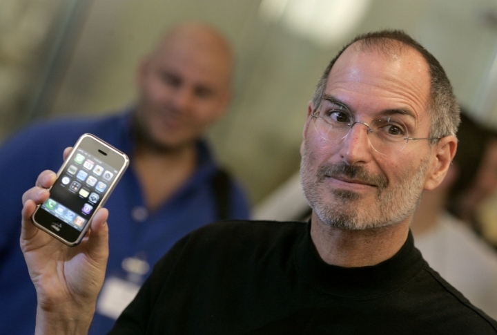 Steve Jobs holds the new iPhone at the Apple store in central London, September 18 2007. <br>©REUTERS/Alessia Pierdomenico