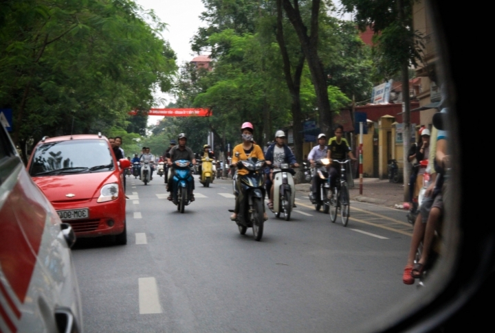 There are almost no traffic lights at Hanoi streets