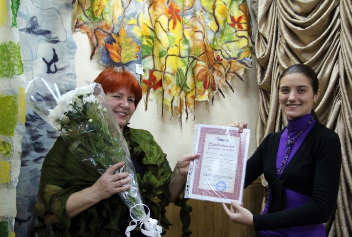 Flowers and certificate from Vernisazh gallery. ©Yaroslav Radlovskiy