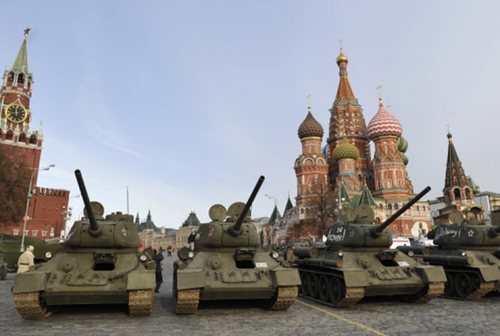 Tanks at the demonstrations timed to the 70th anniversary of the Red Square parade. ©RIA Novosti
