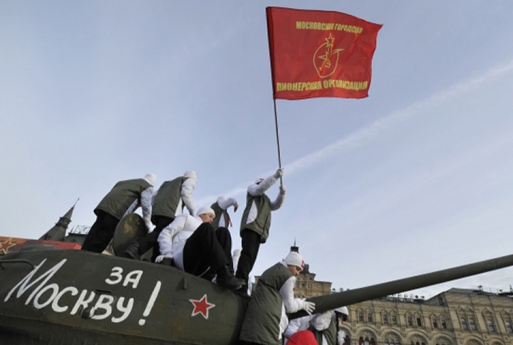 Tanks at the demonstrations timed to the 70th anniversary of the Red Square parade. ©RIA Novosti