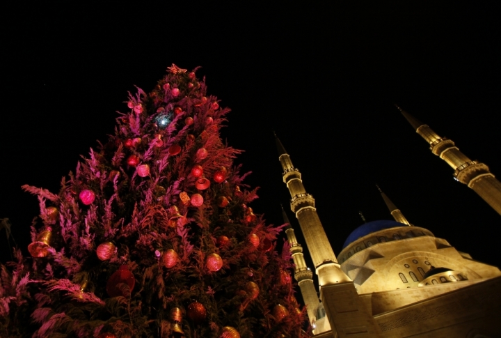 A Christmas tree in front of the Al-Amin mosque in downtown Beirut, Lebanon. ©REUTERS\Jamal Saidi