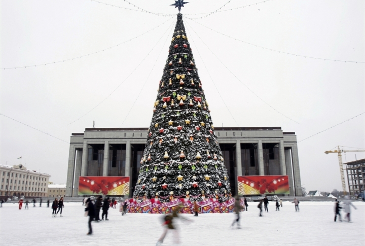 People skate around a Christmas tree at a skating rink in Minsk, Belarus. ©REUTERS\Gleb Garanich