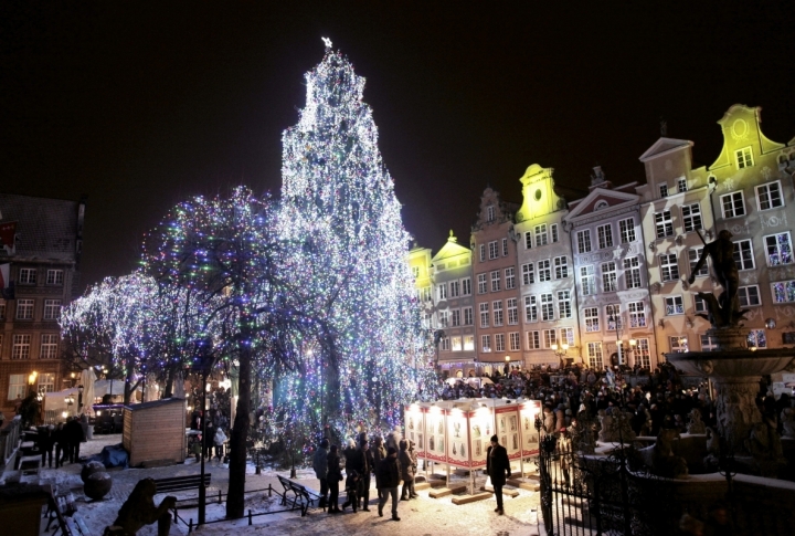 An illuminated Christmas tree at Old Town in Gdansk, northern Poland. ©REUTERS\Agencja Gazeta