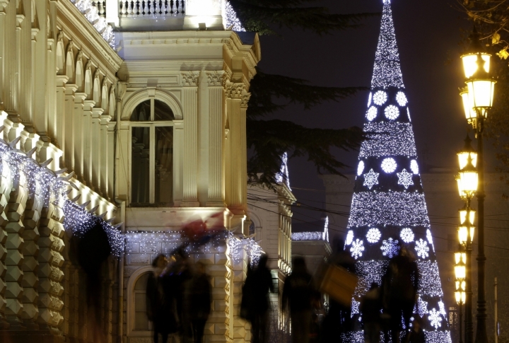 A Christmas tree near Parliament building in Tbilisi,Georgia. ©REUTERS\David Mdzinarishvili