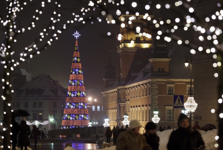 A lit Christmas tree near Royal Castle at Old Town in Warsaw, Poland. ©REUTERS\Kacper Pempel
