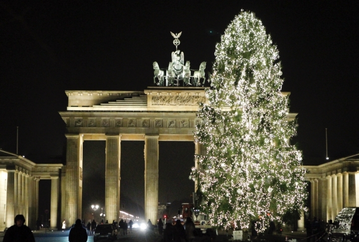 An illuminated Christmas tree stands in front of the Brandenburg Gate in Berlin, Germany. ©REUTERS\Fabrizio Bensch