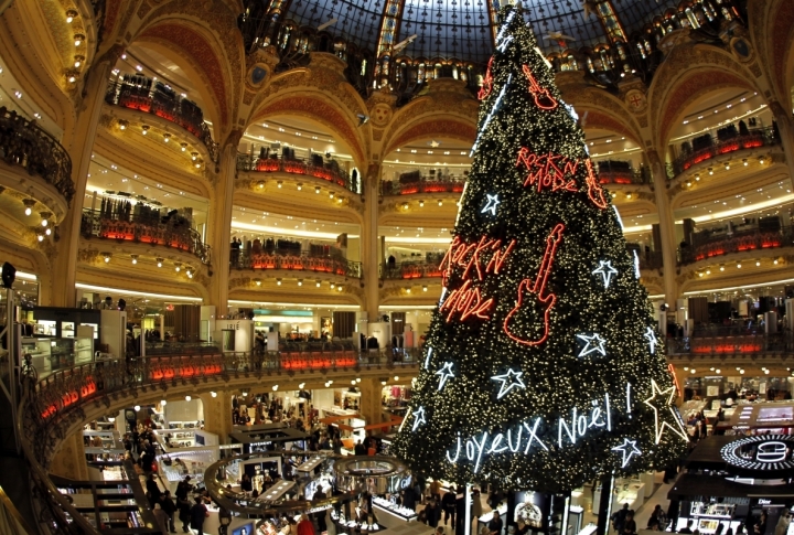 A giant decorated Christmas tree stands on the ground floor of Galeries Lafayette department store in Paris, France. ©REUTERS\Charles Platiau