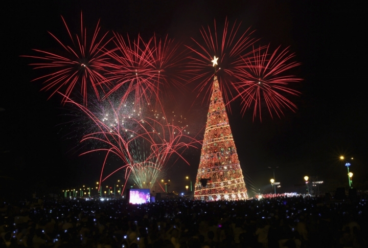 A giant Christmas Tree display along a bay walk in Puerto Princesa, Palawan city, west of Manila, the Philippines. ©REUTERS\Romeo Ranoco