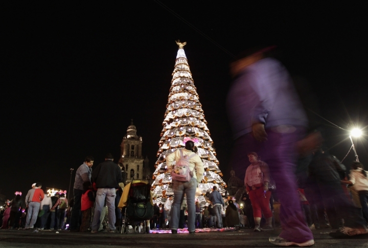 A Christmas tree decorated with lights in front of the Metropolitan Cathedral (background) in Zocalo Square in Mexico city, Mexico. ©REUTERS\Henry Romero