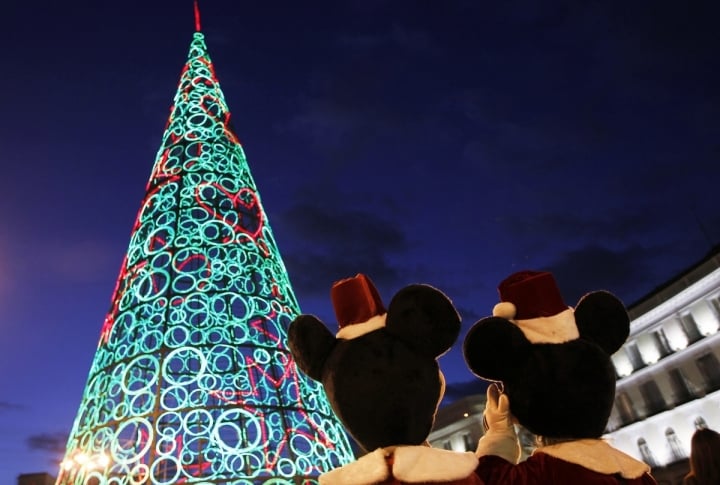 A Christmas tree made out of lights at Madrid's Puerta del Sol square, Spain. ©REUTERS\Susana Vera