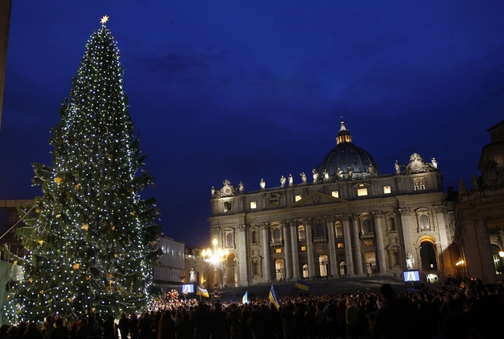 A 30-metre-high Christmas tree, which came from the forests of west Ukraine in St. Peter's Square at the Vatican. ©REUTERS\Tony Gentile 