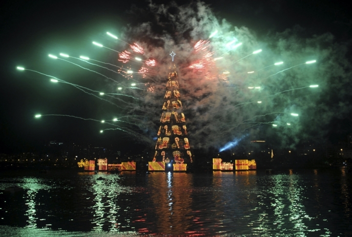 Fireworks explode around a Christmas tree at Rodrigo de Freitas Lake in Rio de Janeiro, Brazil. ©REUTERS