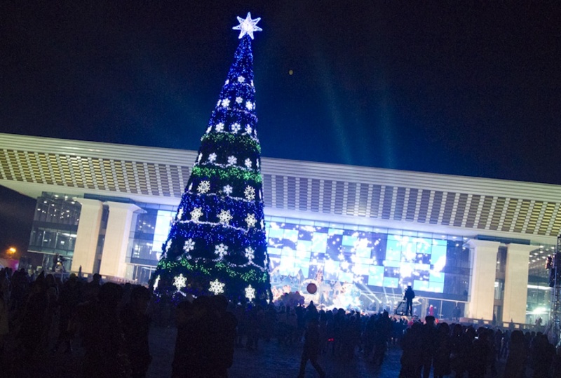 A New Year tree in Almaty at the square in front of reconstructed Republic Palace. Photo by Vladimir Dmitriyev/Tengrinews©