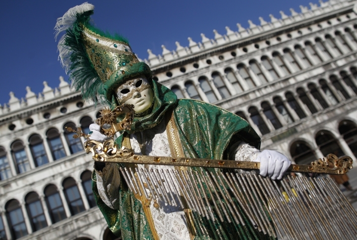 Revellers pose in St. Mark's Square during the Venetian Carnival in Venice. ©REUTERS/Tony Gentile