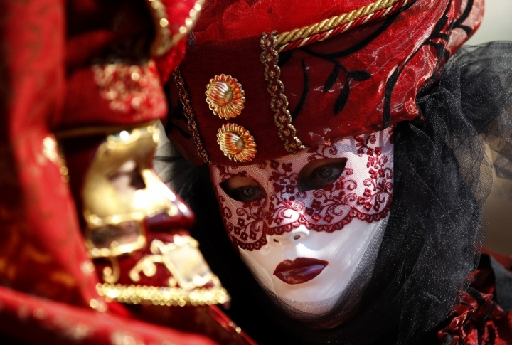 Revellers pose in St. Mark's Square during the Venetian Carnival in Venice. ©REUTERS/Tony Gentile