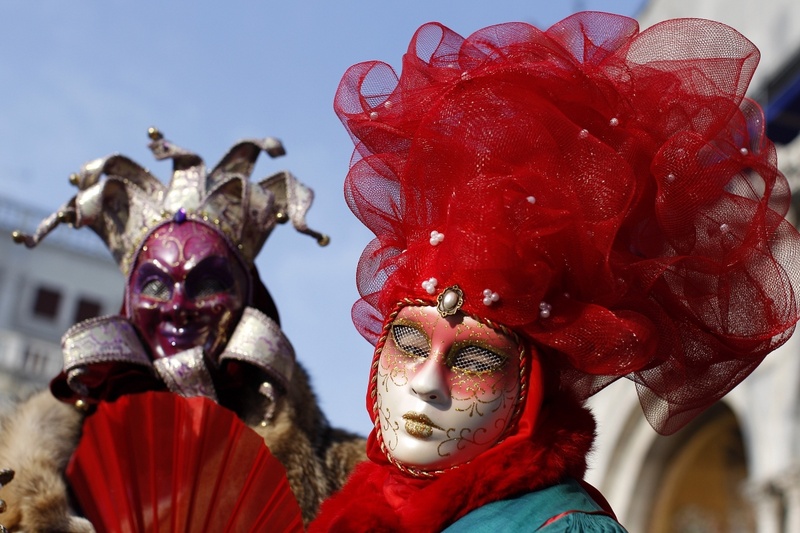 Masked revellers pose in St. Mark's Square during the Venetian Carnival in Venice. ©REUTERS/Tony Gentile