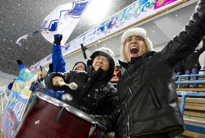 In spite of the frost, the fans encouraged the team every game. <br>Photo by Vladimir Dmitriyev©