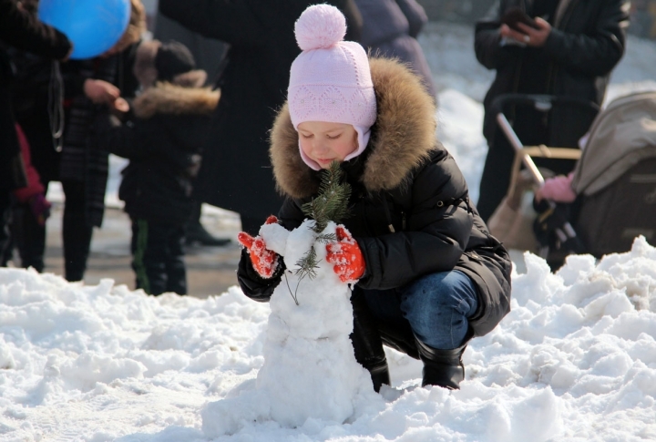 Making a snowman. Photo by Yaroslav Radlovskiy©