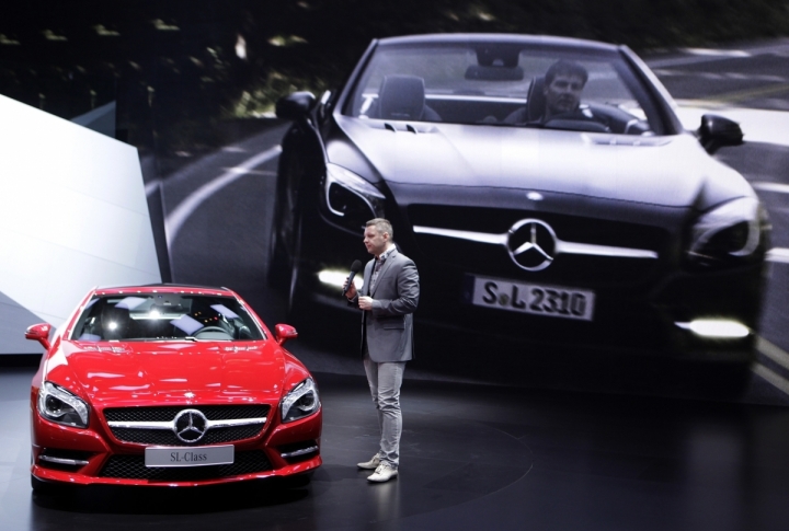 Journalist standing in front of new SL model from Mercedes-Benz. ©REUTERS