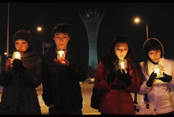 Students hold candles as they attend Earth Hour in front of the monument Baiterek in Kazakhstan's capital Astana. ©REUTERS