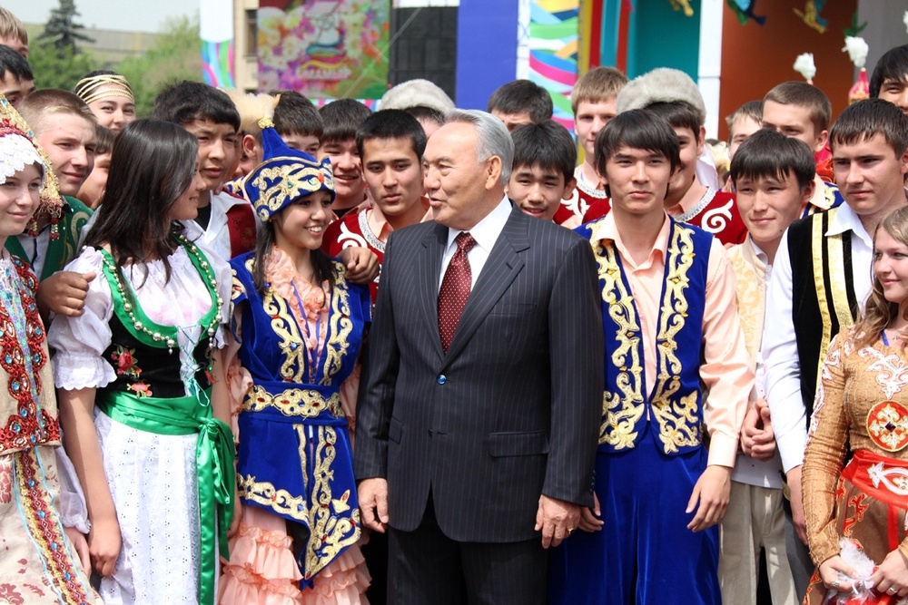 Nursultan Nazarbayev with participants of the concert. Photo by Yaroslav Radlovskiy©