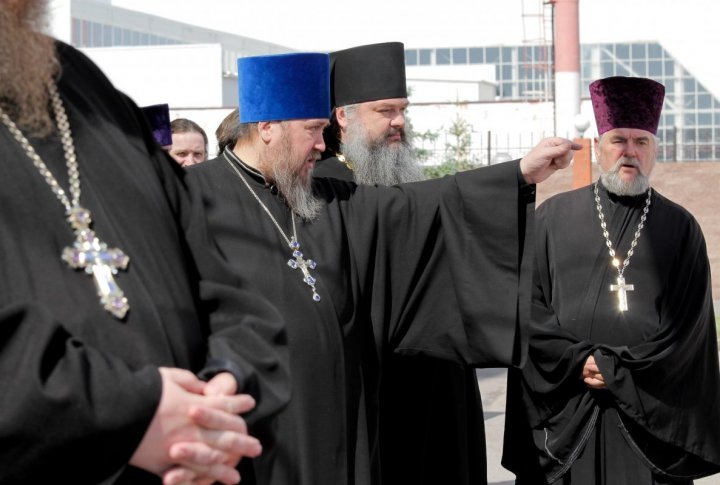 The priests are waiting for the Patriarch. Photo by Danial Okassov©