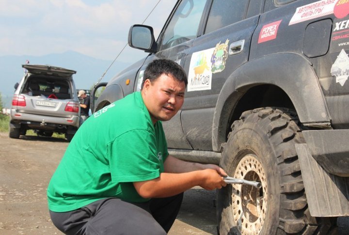 Festival's participant changing tires. Photo by Vladimir Prokopenko©