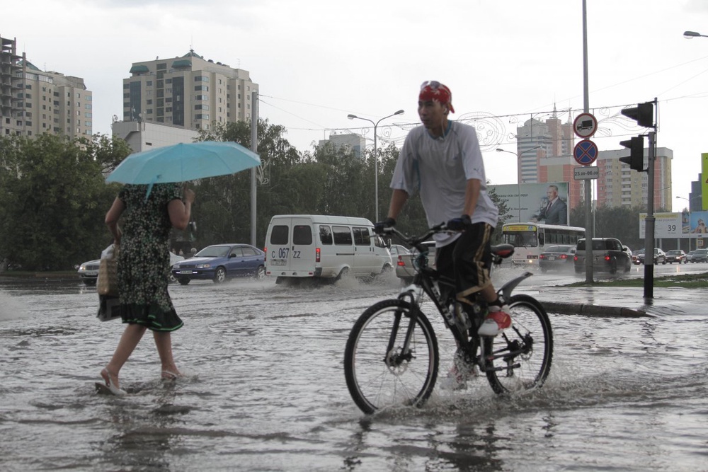 Huge amount of water made it impossible to move on Astana roads. Photo by  Danial Okassov©