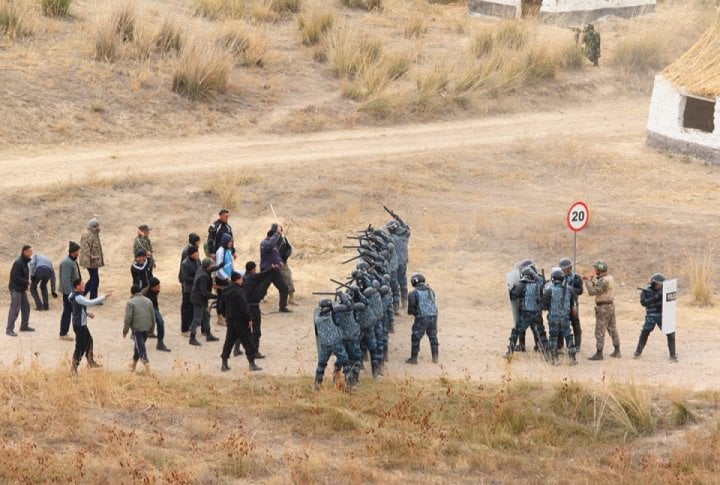 The forces are explaining the situation to the apprehended leader and telling him to call off the unrest among civilians. Photo by Yaroslav Radlovskiy©