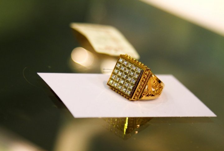 Golden ring with diamonds. Photo by Danial Okassov©