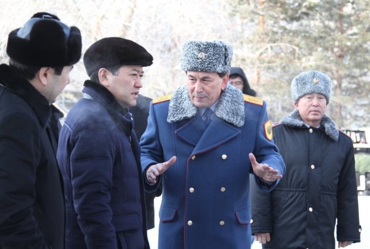 Kazakhstan Interior Minister Kalmukhanbet Kassymov telling Serik Akhmetov about armament of the criminalists. ©Tengrinews.kz