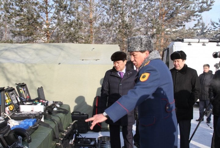 Serik Akhmetov checking on equipment. ©Tengrinews.kz