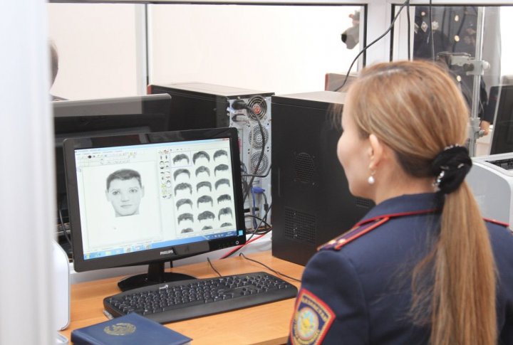 Criminal officers showing their work to Prime-Minister. ©Tengrinews.kz